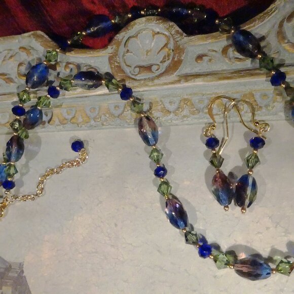 Artisanal necklace/earring set designed around rice beads and crystals - Picture 9 of 9